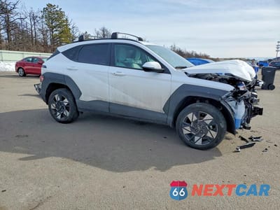Czwarte zdjęcie samochodu z boku: 2025 HYUNDAI KONA SEL VIN:KM8HBCAB5SU236407 - miniatura