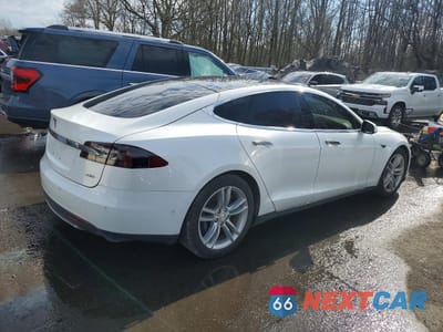 Trzecie zdjęcie samochodu z tyłu: 2015 TESLA MODEL S 85D VIN:5YJSA1H22FF095883 - miniatura