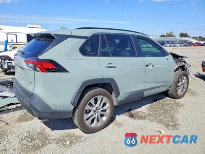 Trzecie zdjęcie samochodu z tyłu: 2021 TOYOTA RAV4 XLE PREMIUM VIN:JTMC1RFVXMD522800 - miniatura