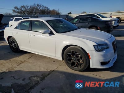 Czwarte zdjęcie samochodu z boku: 2022 CHRYSLER 300 TOURING L VIN:2C3CCASG2NH236967 - miniatura