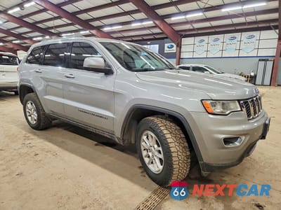 Czwarte zdjęcie samochodu z boku: 2018 JEEP GRAND CHEROKEE LAREDO VIN:1C4RJFAG2JC156897 - miniatura