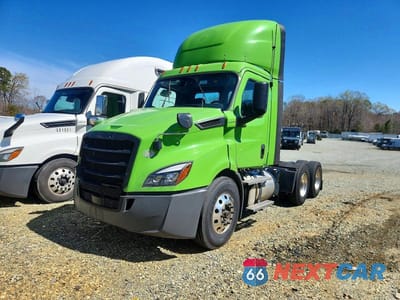 Drugie zdjęcie samochodu z przodu: 2020 FREIGHTLINER CASCADIA 116 SEMI TRUCK VIN:1FUJHTDV7LLLC2050 - miniatura
