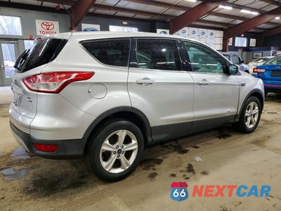 Trzecie zdjęcie samochodu z tyłu: 2016 FORD ESCAPE SE VIN:1FMCU9GX1GUB85022 - miniatura