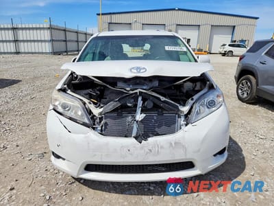 Piąte zdjęcie samochodu w środku: 2015 TOYOTA SIENNA LE 8-PASSENGER VIN:5TDKK3DCXFS642272 - miniatura