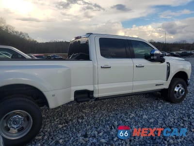 Trzecie zdjęcie samochodu z tyłu: 2025 FORD F350 SUPER DUTY VIN:1FT8W3DT5SEC08680 - miniatura