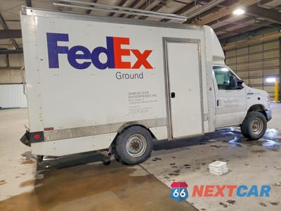 Trzecie zdjęcie samochodu z tyłu: 2019 FORD ECONOLINE E350 SUPER DUTY CUTAWAY VAN VIN:1FDWE3F62KDC46645 - miniatura