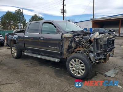 Czwarte zdjęcie samochodu z boku: 2016 GMC SIERRA K2500 DENALI VIN:1GT12UEG7GF152425 - miniatura