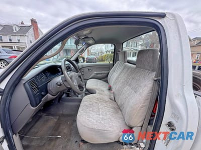 Piąte zdjęcie samochodu w środku: 2002 TOYOTA TACOMA DELUXE VIN:5TENL42N922008162 - miniatura