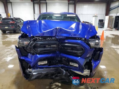 Piąte zdjęcie samochodu w środku: 2025 TOYOTA TACOMA SR5 VIN:3TMLB5JN6SM112879 - miniatura