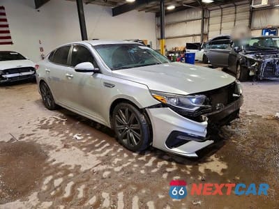 Czwarte zdjęcie samochodu z boku: 2019 KIA OPTIMA LX VIN:5XXGT4L3XKG345167 - miniatura