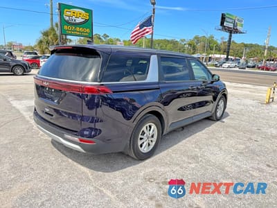 Czwarte zdjęcie samochodu z boku: 2023 KIA CARNIVAL LX VIN:KNDNB4H37P6215209 - miniatura