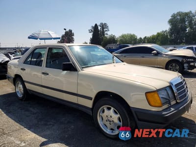Czwarte zdjęcie samochodu z boku: 1986 MERCEDES-BENZ 300 E VIN:WDBEA30D3GA239178 - miniatura