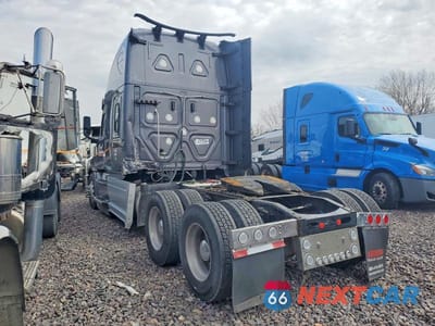 Trzecie zdjęcie samochodu z tyłu: 2021 FREIGHTLINER CASCADIA 1 - SEMI TRUCK VIN:3AKJHHDRXMSMF1079 - miniatura