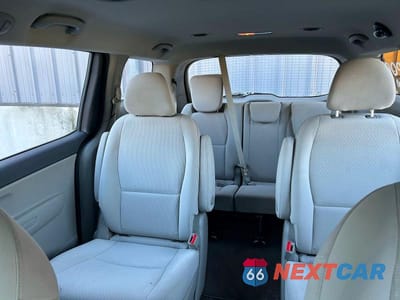 Zdjęcie 6 z 10 samochodu: 2017 KIA SEDONA L VIN:KNDMA5C14H6259678 - miniatura