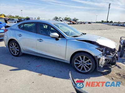 Czwarte zdjęcie samochodu z boku: 2018 MAZDA 3 TOURING VIN:3MZBN1V35JM231989 - miniatura