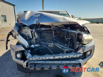 Piąte zdjęcie samochodu w środku: 2018 TOYOTA TACOMA SR5 V6 VIN:3TMAZ5CN9JM072229 - miniatura