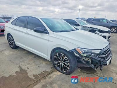 Czwarte zdjęcie samochodu z boku: 2023 VOLKSWAGEN JETTA SPORT VIN:3VWBM7BU5PM018391 - miniatura