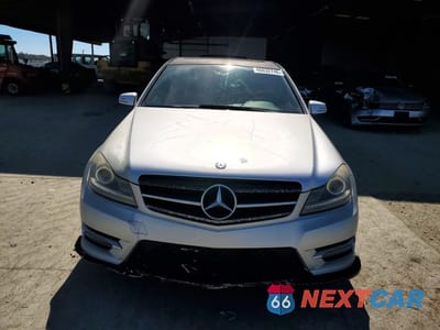 Piąte zdjęcie samochodu w środku: 2014 MERCEDES-BENZ C 250 VIN:WDDGF4HB2EG222330 - miniatura