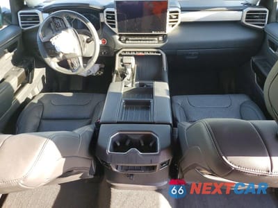 Zdjęcie 8 z 11 samochodu: 2023 TOYOTA TUNDRA LIMITED VIN:5TFJA5DB7PX114282 - miniatura