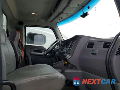 Piąte zdjęcie samochodu w środku: 2016 KENWORTH T680 SEMI TRUCK VIN:1XKYA48X0GJ496516 - miniatura