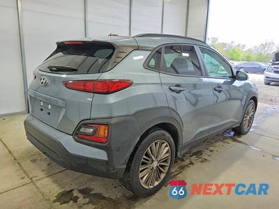 Trzecie zdjęcie samochodu z tyłu: 2020 HYUNDAI KONA SEL VIN:KM8K22AA1LU405878 - miniatura