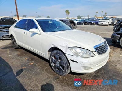Czwarte zdjęcie samochodu z boku: 2007 MERCEDES-BENZ S 550 VIN:WDDNG71XX7A045852 - miniatura