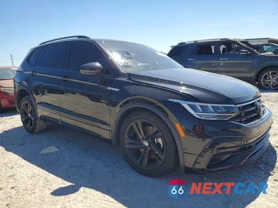 Czwarte zdjęcie samochodu z boku: 2024 VOLKSWAGEN TIGUAN SE R-LINE BLACK VIN:3VV8B7AX6RM011498 - miniatura