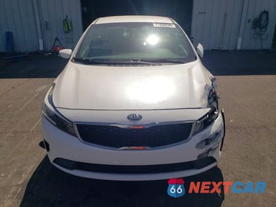 Piąte zdjęcie samochodu w środku: 2017 KIA FORTE LX VIN:3KPFL4A78HE065914 - miniatura