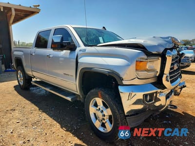 Czwarte zdjęcie samochodu z boku: 2016 GMC SIERRA K2500 SLT VIN:1GT12TE86GF105356 - miniatura