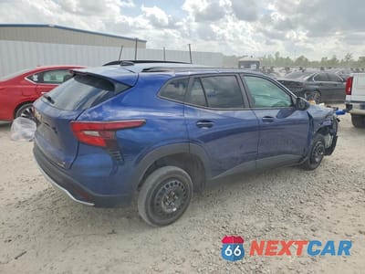 Trzecie zdjęcie samochodu z tyłu: 2024 CHEVROLET TRAX 1LT VIN:KL77LHE24RC136901 - miniatura