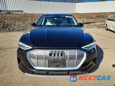 Piąte zdjęcie samochodu w środku: 2019 AUDI E-TRON PREMIUM PLUS VIN:WA1LAAGE9KB008956 - miniatura