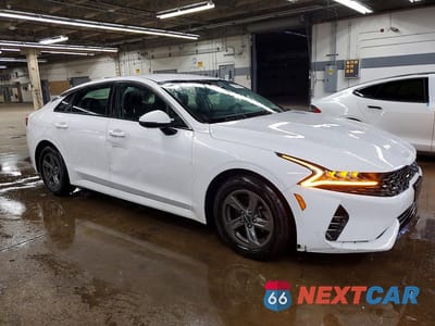 Czwarte zdjęcie samochodu z boku: 2023 KIA K5 LXS VIN:5XXG14J25PG195363 - miniatura