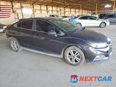 Czwarte zdjęcie samochodu z boku: 2016 CHEVROLET CRUZE LT VIN:1G1BE5SM7G7241264 - miniatura