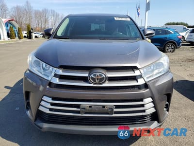 Piąte zdjęcie samochodu w środku: 2017 TOYOTA HIGHLANDER LE VIN:5TDBZRFH3HS427097 - miniatura