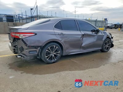Trzecie zdjęcie samochodu z tyłu: 2018 TOYOTA CAMRY SE VIN:4T1B11HK2JU141840 - miniatura