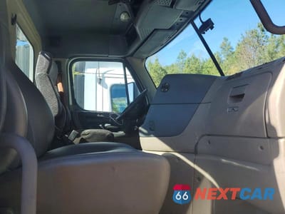Piąte zdjęcie samochodu w środku: 2016 FREIGHTLINER CASCADIA 125 SEMI TRUCK VIN:1FUBGEDV8GLHC5658 - miniatura