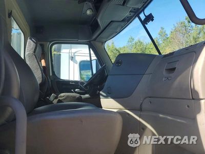 Piąte zdjęcie samochodu w środku: 2016 FREIGHTLINER CASCADIA 125 SEMI TRUCK VIN:1FUBGEDV8GLHC5658 - miniatura