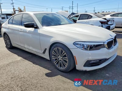 Czwarte zdjęcie samochodu z boku: 2022 BMW M550XI VIN:WBA13BK06NCJ61900 - miniatura