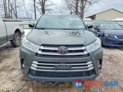 Piąte zdjęcie samochodu w środku: 2018 TOYOTA HIGHLANDER LE PLUS VIN:5TDBZRFH7JS802981 - miniatura