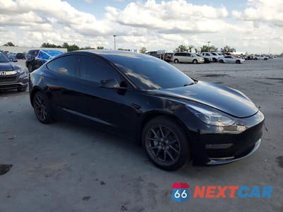 Czwarte zdjęcie samochodu z boku: 2023 TESLA MODEL 3 VIN:5YJ3E1EA5PF587037 - miniatura