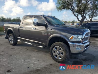 Czwarte zdjęcie samochodu z boku: 2018 RAM 2500 LARAMIE VIN:3C6UR5FL6JG419626 - miniatura