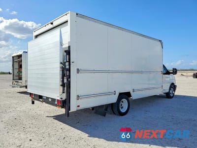 Trzecie zdjęcie samochodu z tyłu: 2020 GMC SAVANA BOX TRUCK VIN:7GZ37TCG0LN003400 - miniatura