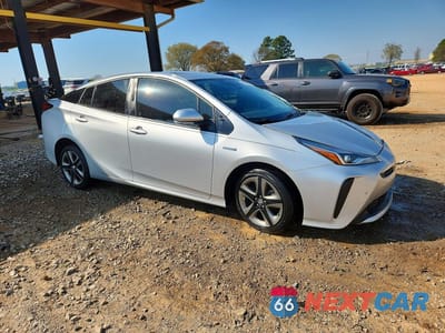 Czwarte zdjęcie samochodu z boku: 2021 TOYOTA PRIUS XLE VIN:JTDKAMFU1M3140022 - miniatura