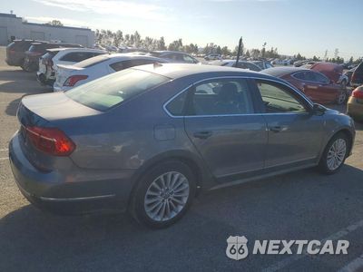 Trzecie zdjęcie samochodu z tyłu: 2016 VOLKSWAGEN PASSAT SE VIN:1VWBT7A31GC015100 - miniatura