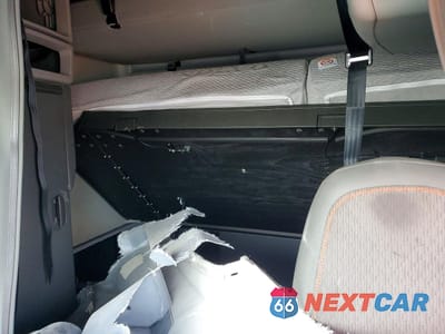 Piąte zdjęcie samochodu w środku: 2025 VOLVO VN VNL VIN:4V4NC9EH2SN661281 - miniatura