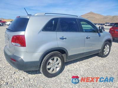 Trzecie zdjęcie samochodu z tyłu: 2013 KIA SORENTO LX VIN:5XYKT3A6XDG410261 - miniatura