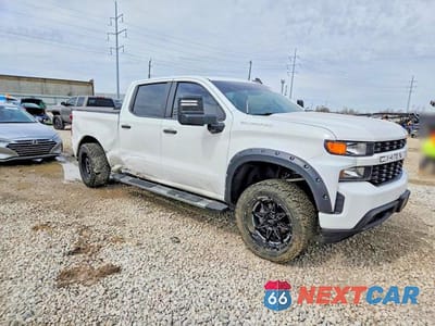 Czwarte zdjęcie samochodu z boku: 2019 CHEVROLET SILVERADO K1500 CUSTOM VIN:3GCUYBEF1KG701468 - miniatura