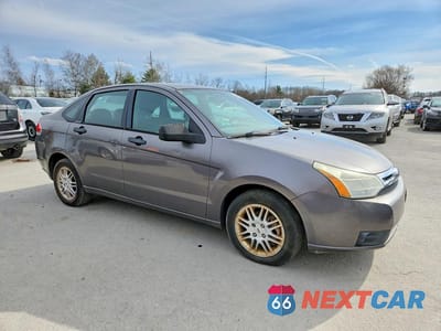 Czwarte zdjęcie samochodu z boku: 2010 FORD FOCUS SE VIN:1FAHP3FN7AW223644 - miniatura