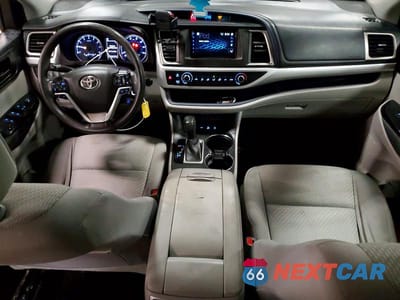 Zdjęcie 8 z 13 samochodu: 2017 TOYOTA HIGHLANDER LE VIN:5TDBZRFH2HS382461 - miniatura