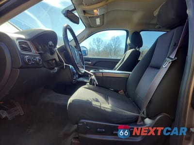 Zdjęcie 7 z 13 samochodu: 2012 CHEVROLET SUBURBAN K1500 LS VIN:1GNSKHE74CR317679 - miniatura